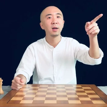 康傳琦教練在棋盤前講解